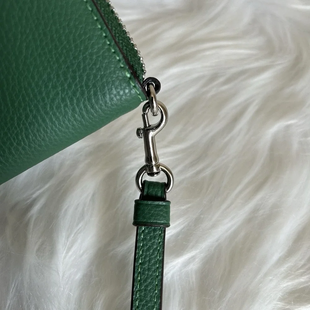 Coach Accordion Zip Green Pebbled Leather Wristlet‎ Wallet Excellent